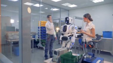 Mühendislerden oluşan bir ekip yönetmenlik robotlar hamle jestleri ve bilgisayar tarafından