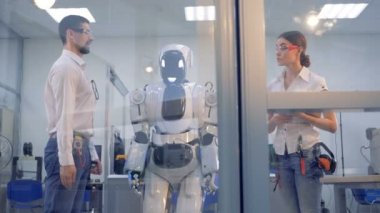 Laboratuvar çalışan bir bilgisayar ile bir kadın mühendisi tarafından uygulanan bir robot için yön veriyor