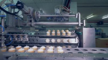 Gözleme dondurma bardak Konveyör bant döner bir makineye yeniden konumlandırılır