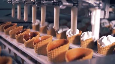 Tüpler kremsi madde gofret koniler hatları pompa