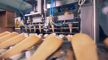 Ice - cream koni Konveyör bant üzerine mekanik yer değiştirme süreci