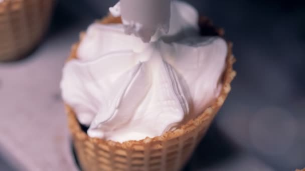 A tejszínhab, getting szivattyúzzák a waffle kúp közelről — Stock videók