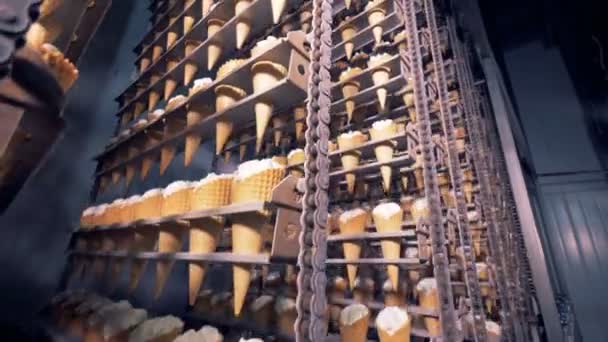Equipamentos industriais com cones de bolacha de sorvete estão se movendo na direção oposta — Vídeo de Stock