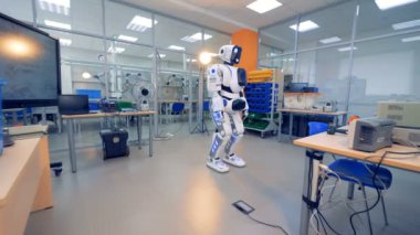 İnsan benzeri cyborg kimse selamlıyorum el sallıyor