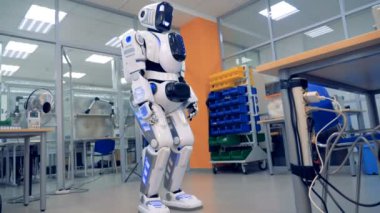 İnsan benzeri robot başı döner ve kameraya bakıyor