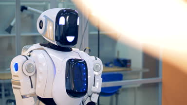 Cyborg yavaş yavaş etrafında dönen 