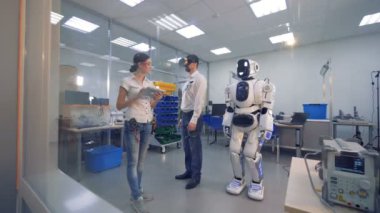 Robot bir mühendis sanal bardaklarda sonra hareket ediyor