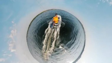 Teknedeki bir adamın 360 derecelik panoramasını yakınlaştır