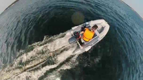 Nafukovací člun s mužem sedí v něm v horní pohled — Stock video