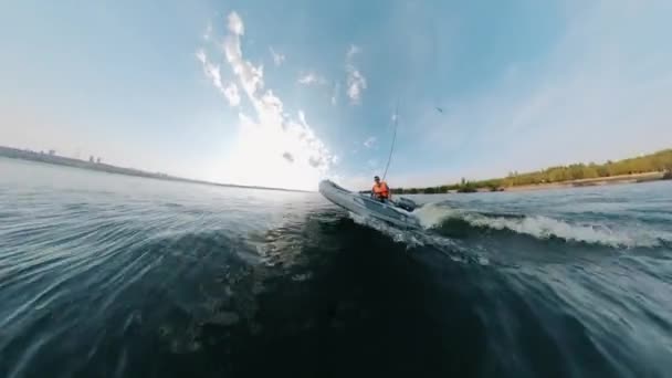 Zoom-in ενός άνδρα, ψαρά πλέουν σε ένα μηχανοκίνητο σκάφος — Αρχείο Βίντεο