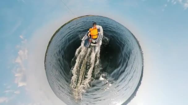 Zoom-in of a 360-degree panorama of a man on a dinghy — Stock Video