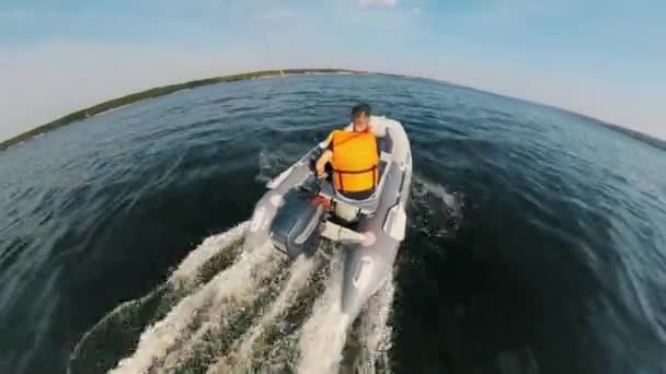 Vista posteriore di un gommone guidato da un uomo — Video Stock