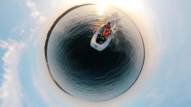 360 fokos fordított panoráma két férfiról, akik egy csónakban hajóznak — Stock videók