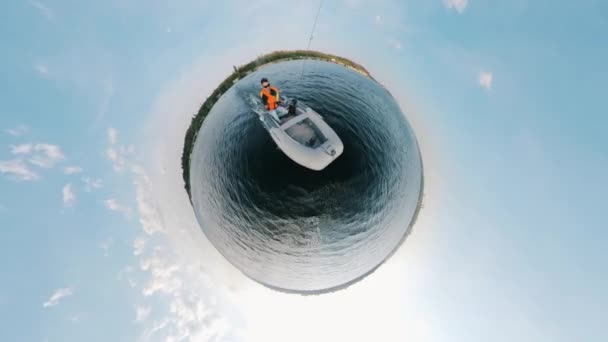 360-degree reverse panorama of a man driving a rubber boat — Αρχείο Βίντεο