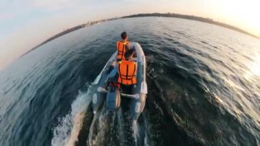 İki adamın deniz aşırı bir teknede yolculuk edişinin arkası.