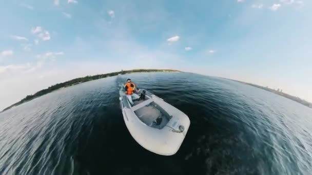 Half-circle panorama of a motorboat with a fisherman in it — Stockvideo