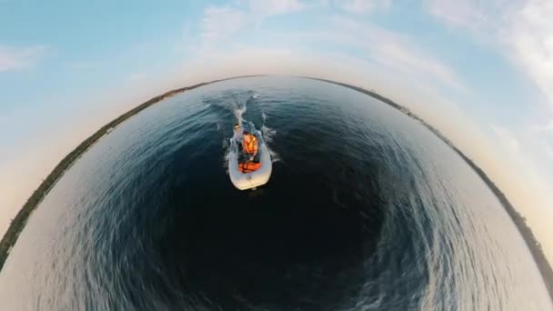 Panorama semicírculo de dos hombres navegando en un bote de goma — Vídeo de stock