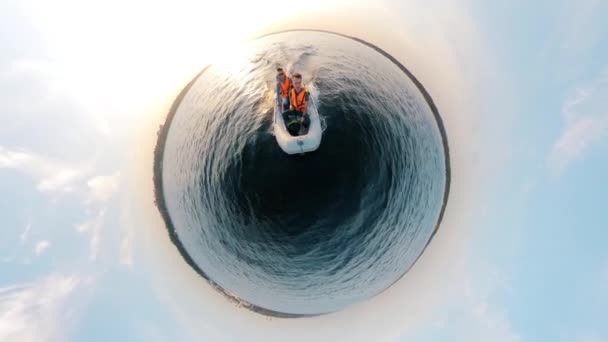 Round view of a river and a motorboat with two men — Stock video