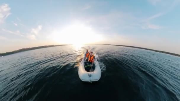 Schlauchboot von zwei Männern in Schwimmwesten in einem Draufsicht gefahren — Stockvideo