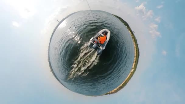 360-graden omgekeerde panorama van een man paardrijden een dinghy — Stockvideo