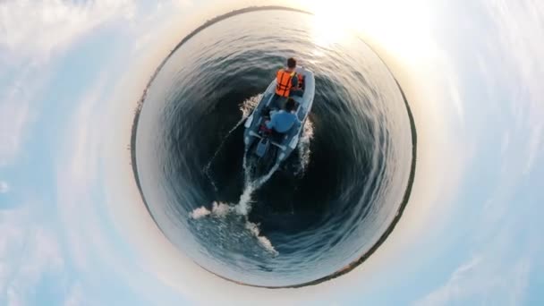 Zwei Männer fahren mit einem Motorboot im Rundblick — Stockvideo