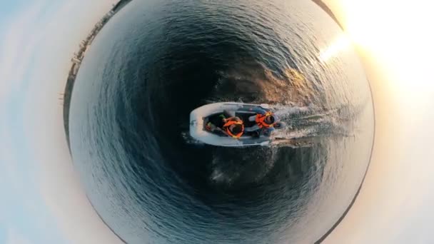 Powiększenie dwóch mężczyzn jeżdżących motorówką w okrągłej panoramie — Wideo stockowe