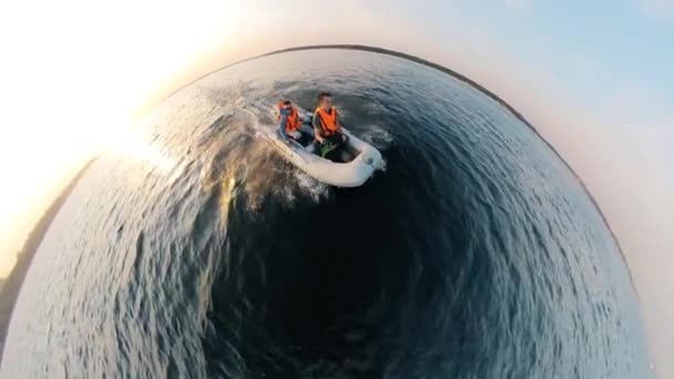 Panorama en demi-cercle d'un canot avec deux hommes au volant — Video