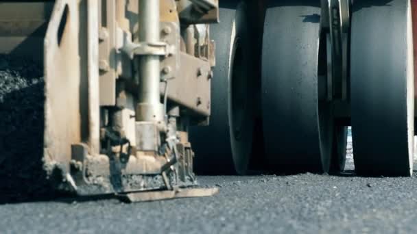 Big roller laying asphalt on a road. Asphlat road under construction. — Wideo stockowe