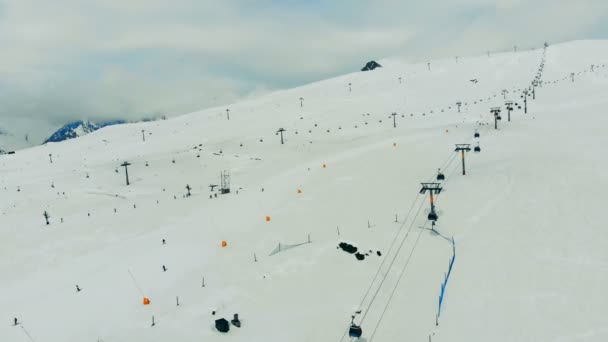 Snowy mountain slopes with moving funicular — 图库视频影像