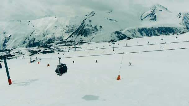 Bergskigebied met een kabelbaan. Ski lift kabel weg in de bergen. — Stockvideo