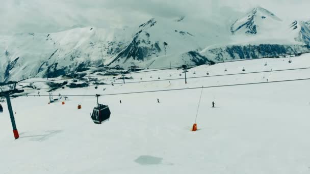 Comprensorio sciistico di montagna con funicolare. Impianti di risalita via cavo in montagna . — Video Stock