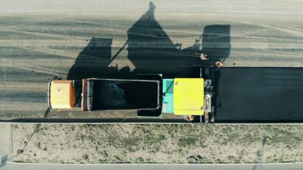 Вид з повітря на дорожні роботи. Асфальтова кладка на дорозі . — стокове відео