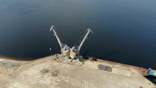 Cargo port with functioning loading machines — Stock Video