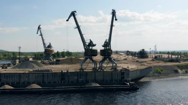 Industrieterrein met een binnenschip en laadwagens — Stockvideo