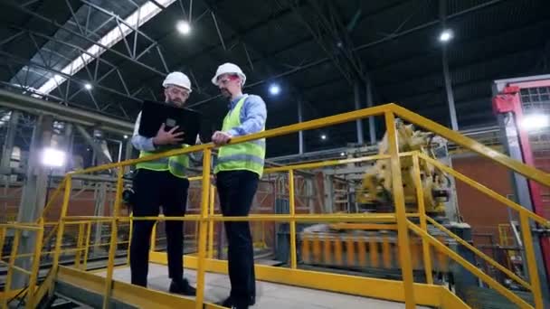 Ingegneri maschi lavorano in una moderna fabbrica industriale . — Video Stock