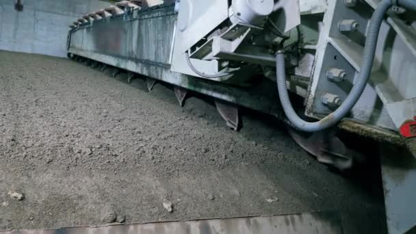 Fabriksmaskiner arbetar med sand. — Stockvideo