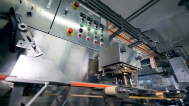 Fabrika makinesi yengeç çubuklarının katmanlarını değiştiriyor.