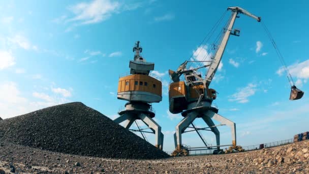 Transporte de cascalho na posse de um veículo de carga — Vídeo de Stock