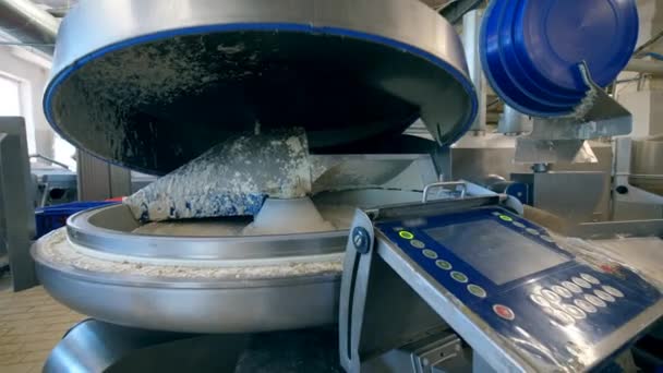 Механический пресс закрывается на пищевую пасту — стоковое видео