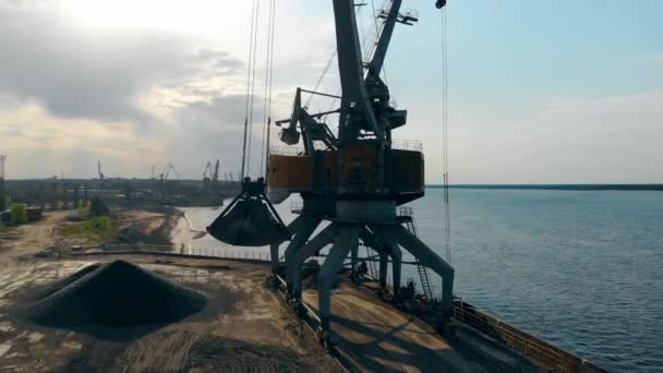 Wasserlandschaft mit zwei Lademaschinen am Werk — Stockvideo