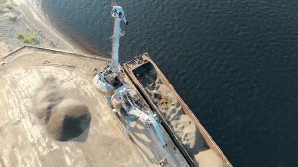 Vue de dessus des matériaux industriels déplacés par les chargeuses 