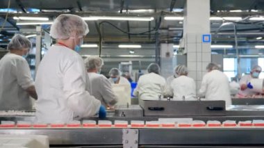 Taşıyıcı ve yengeç çubukları kadın personel tarafından çıkarılıyor.