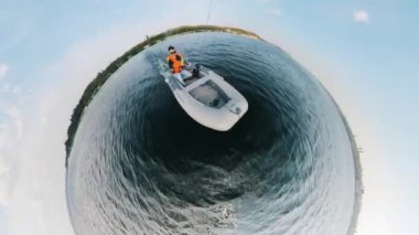 Motorlu teknede sürüklenen bir adamın yuvarlak görünümü