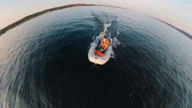 Otobanda gölü geçen adamların ön görüntüsü.