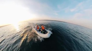 Filika, iki hayat adamı tarafından yönetiliyor.