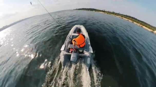 Un uomo con un salvagente e 'a bordo della barca a motore. — Video Stock