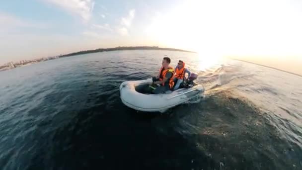 Les hommes portent des gilets de sauvetage en naviguant dans le canot — Video