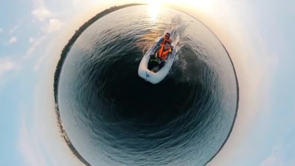 Deux hommes à bord du bateau à moteur en demi-cercle — Video