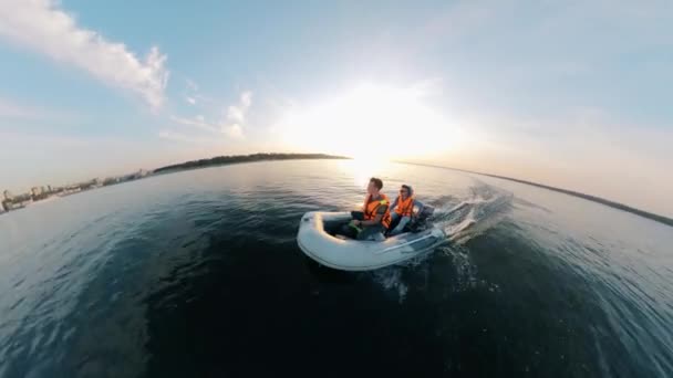 Rio está sendo atravessado por dois homens no barco inflável — Vídeo de Stock