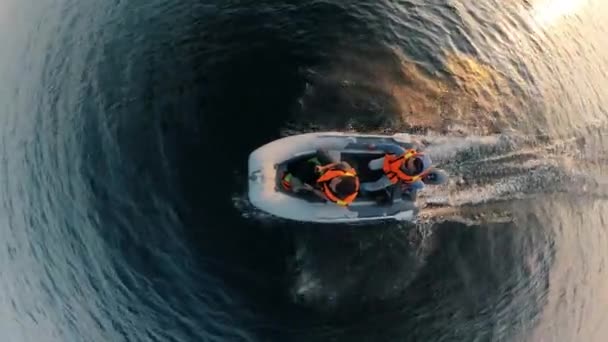 Вид сверху мужчин в спасательных жилетах, плывущих в автолодке — стоковое видео